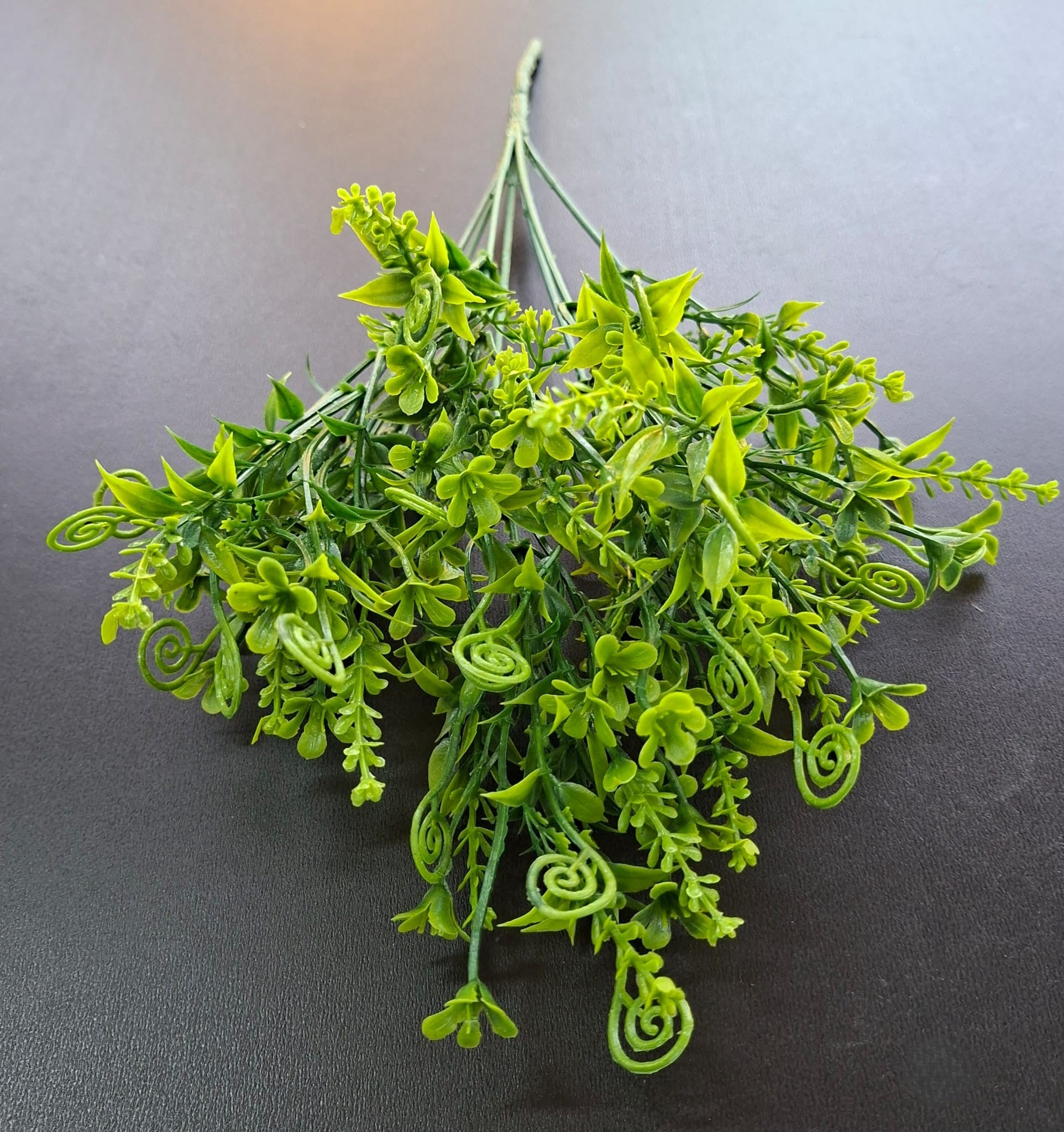 Verdeață artificială decorativă cu frunze mici, 33cm – aspect natural